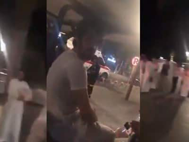 اضغط لمشاهدة الفيديو: موقف بطولي لمواطن ينقذ شخص من الغرق بجدة